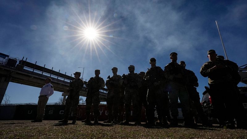 El estado de Texas construirá un campamento militar en la frontera con México