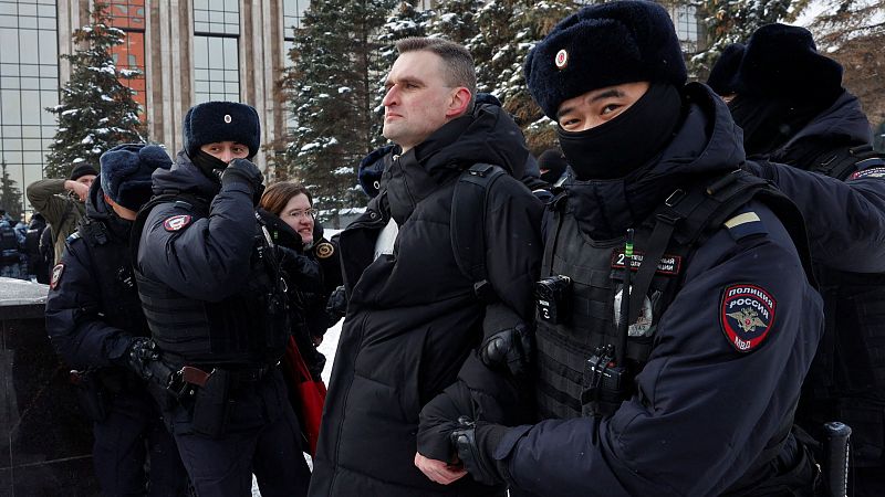 Rusia reprime con detenciones los homenajes a Navalni y la familia pide que le entreguen el cuerpo "inmediatamente"