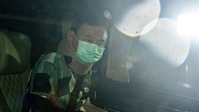 El ex primer ministro tailandés Thaksin Shinawatra es puesto en libertad condicional por su estado de salud