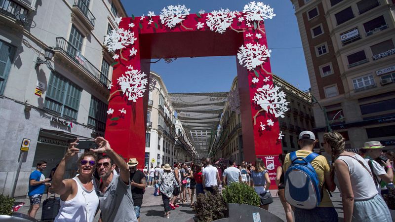 Los taxistas siguen en huelga en plena Feria de Málaga contra Cabify, que denuncia agresiones y daños