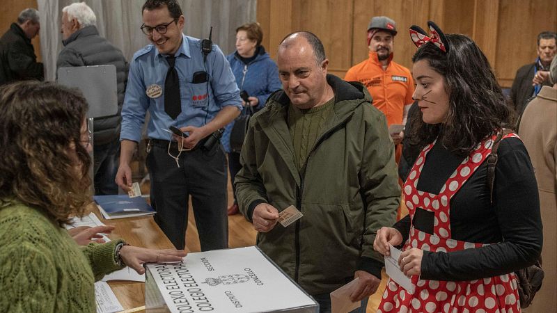 Una jornada electoral con resaca de Carnaval: las mejores imgenes de las elecciones en Galicia