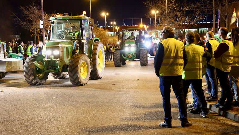 Una treintena de tractores llega al centro de Logroño y colapsa el tráfico durante cuatro horas