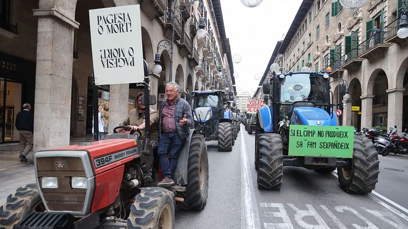 Los agricultores siguen con sus movilizaciones este lunes a la espera de la reunión de Planas