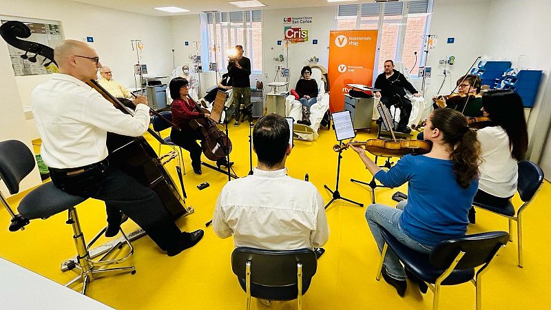 Pacientes del Clínico San Carlos reciben quimio mientras asisten a un concierto de voluntarios de la Orquesta de RTVE
