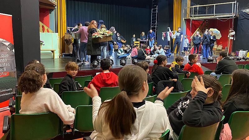 En el ensayo del musical 'La bella y la bestia': "El teatro me ha ayudado a construirme como persona"