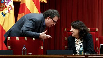 La presidenta del Parlament de Catalu�a, Anna Erra, conversa con el secretario general de la C�mara catalana.