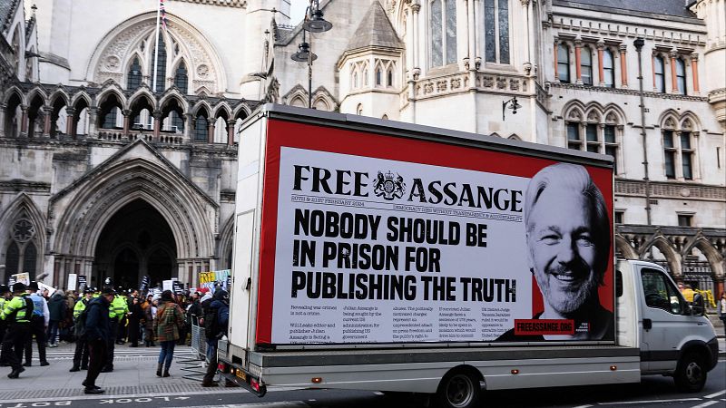 Julian Assange se enfrenta en Londres a su posible extradición a EE.UU.: "Es un ataque a los periodistas"