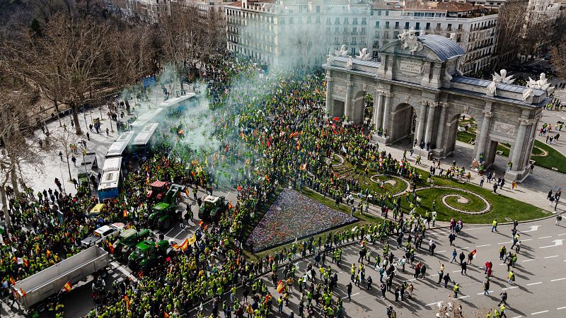 Cinco columnas de tractores se dirigen al centro de Madrid para protestar frente al Ministerio de Agricultura