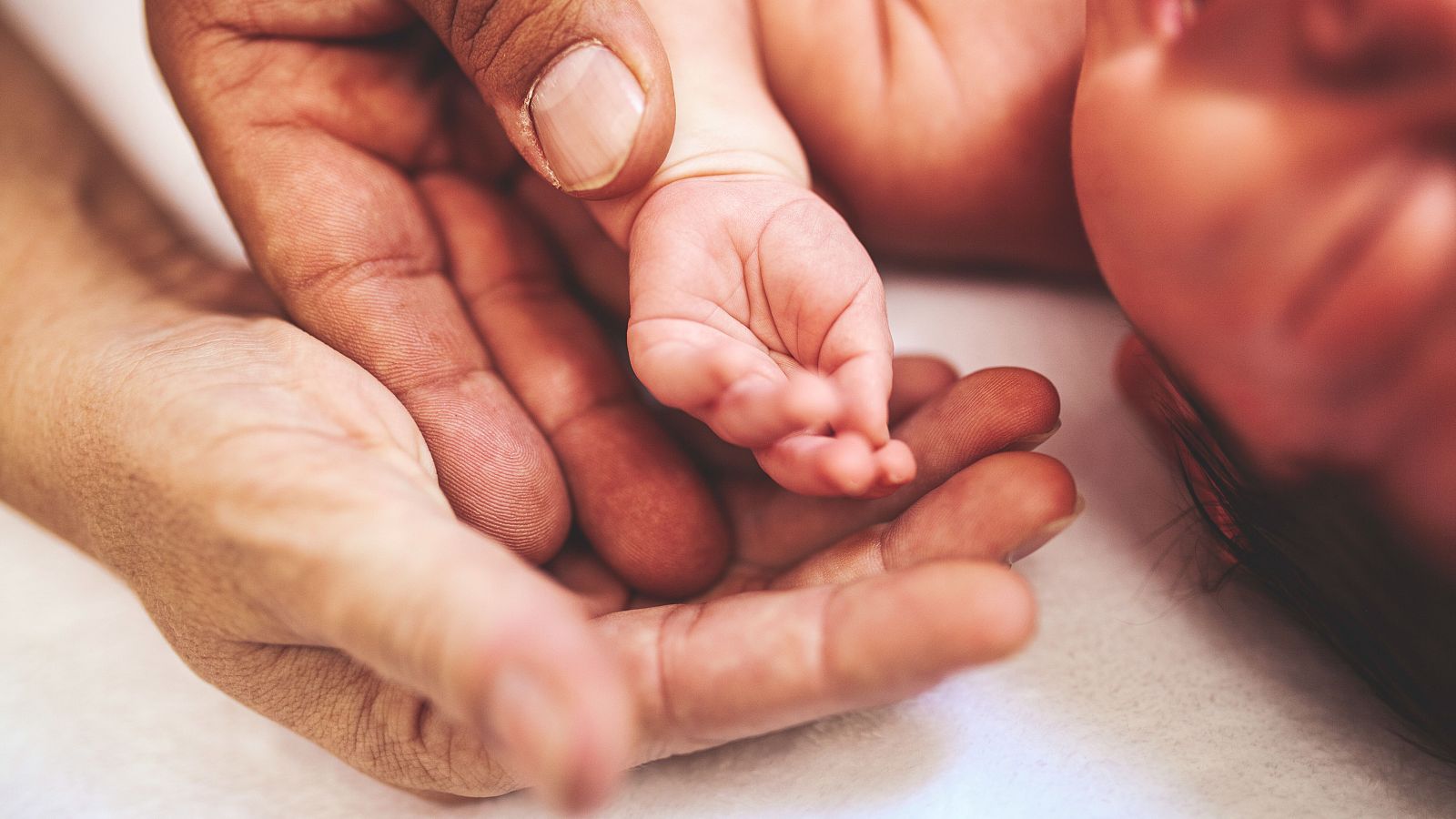 La natalidad baja a mínimos históricos en España | Ver