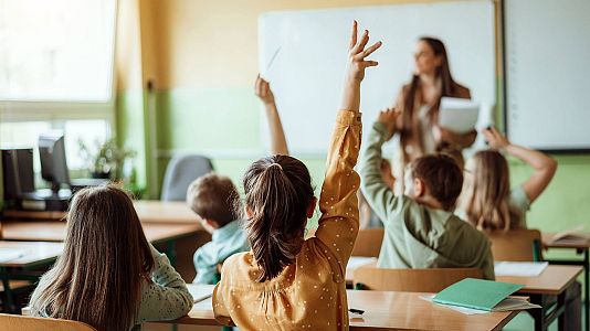 Ni�os atendiendo a su maestra en pr�cticas