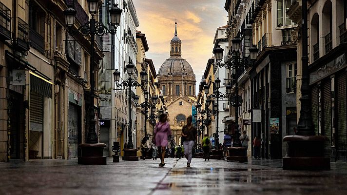 Calle Alfonso I de Zaragoza con la c�pula del Pilar de fondo