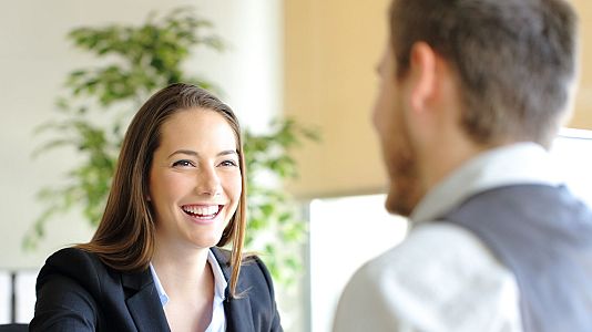 Joven siendo contratada