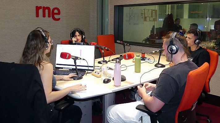 Tres j�venes frente a los micr�fonos del p�dcast '10 Andenes'