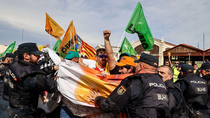 Cargas policiales en Algeciras para evitar el bloqueo del puerto por parte de los agricultores