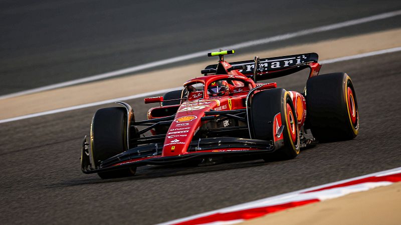Carlos Sainz aprovecha la ausencia de Verstappen para liderar la segunda jornada de test en Baréin