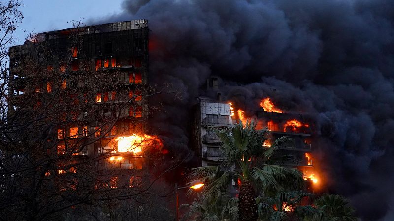 Incendio en un edificio de Valencia, en directo: Los bomberos logran acceder al edificio incendiado en Valencia