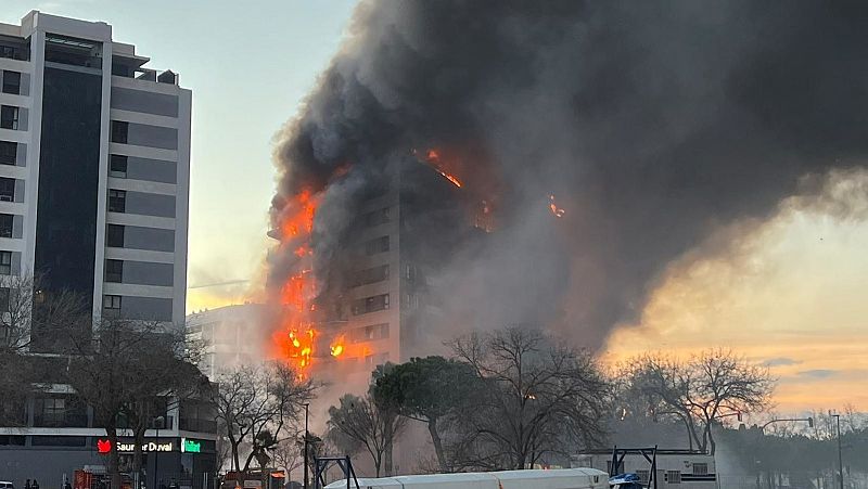 Las autoridades de Valencia piden no acercarse a la zona del edificio incendiado