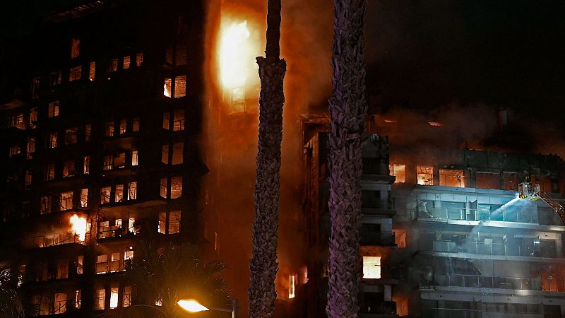 El fuego devora un edificio de viviendas en Valencia: imágenes del incendio