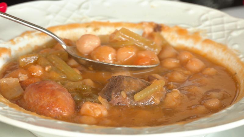 Receta de potaje con morcilla, chorizo y tagarninas: el favorito de La Húngara