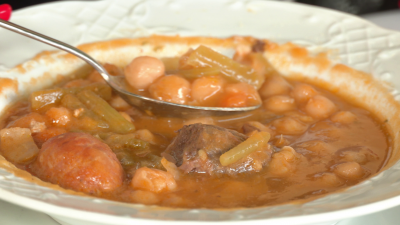 Receta de potaje con morcilla, chorizo y tagarninas: el favorito de La Hngara