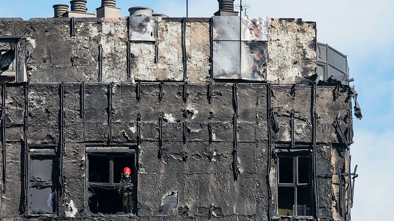 La Policía científica recupera los cuerpos de nueve personas en el interior del edificio devastado en Valencia