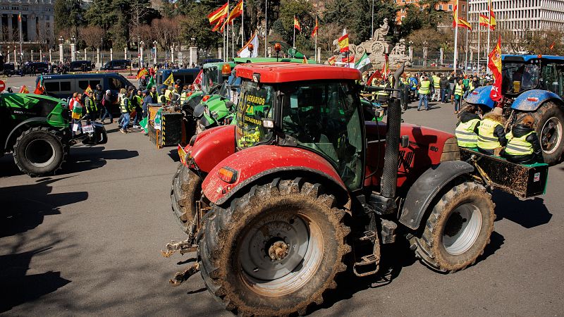 Miles de agricultores y unos 100 tractores se concentran frente al Ministerio de Agricultura en Madrid