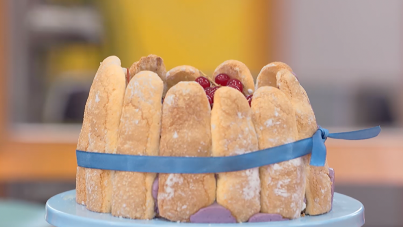Receta de la tarta Charlotte decorada con frutos rojos de Patxi Salinas en 'Bake Off'