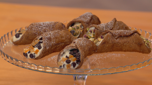 Receta de los cannolis italianos decorados con chocolate, naranja y pistachos en 'Bake Off'
