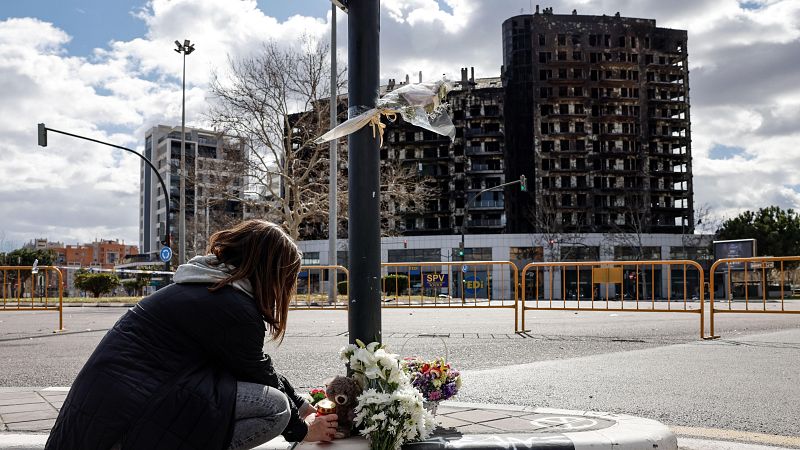 Valencia recuerda a las víctimas del incendio, que ascienden a diez tras hallarse un nuevo cuerpo