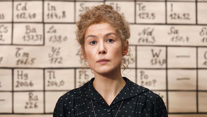 De Marie a Madame Curie: realidad vs ficción en el 'biopic' sobre la científica más radiactiva