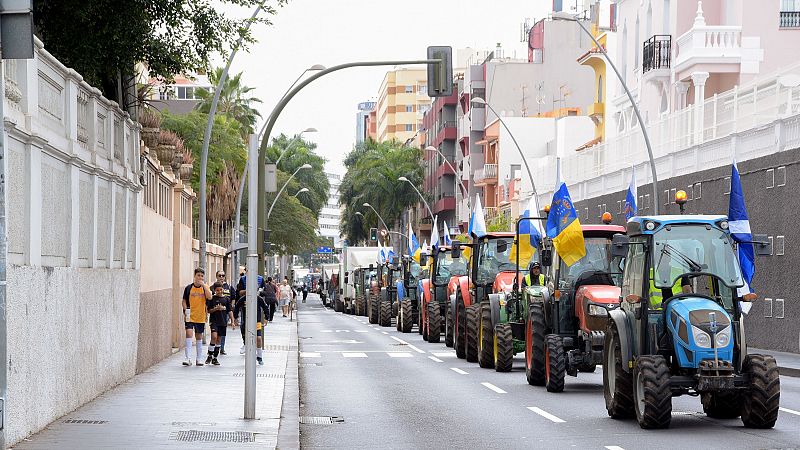 Decenas de tractores y miles de personas protestan en Tenerife por una renta agraria digna