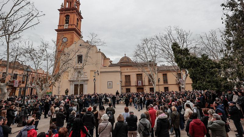 Los vecinos homenajean a los muertos en el incendio de Valencia con un minuto de silencio: "Estamos muy afligidos"