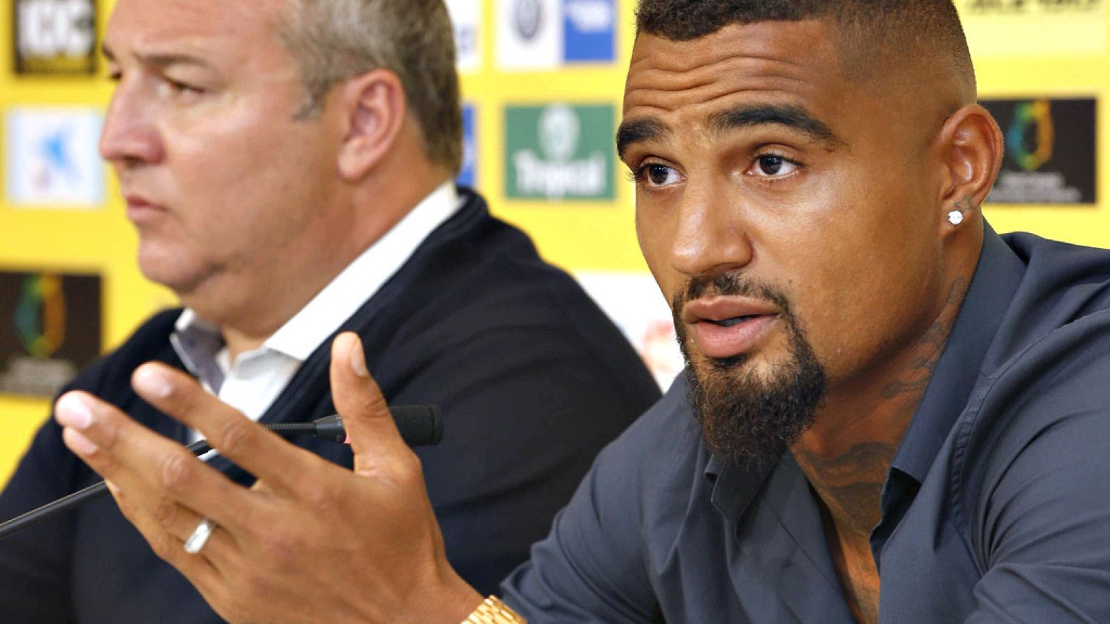 El jugador internacional ghanés Kevin-Prince Boateng ha asegurado que abandona la UD Las Palmas porque ha querido dar prioridad a su familia, que reside en Italia, en una inesperada y sorprendente decisión que anunció este miércoles el club isleño, a