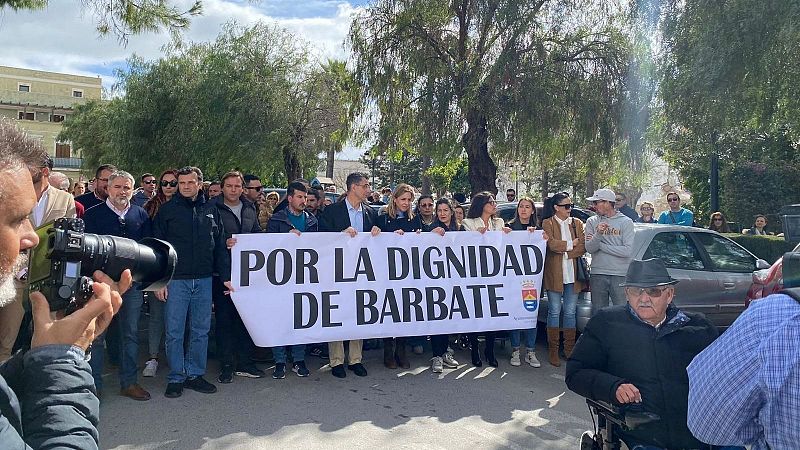Vecinos de Barbate se manifiestan "por la dignidad" del municipio y contra la vinculación con el narcotráfico