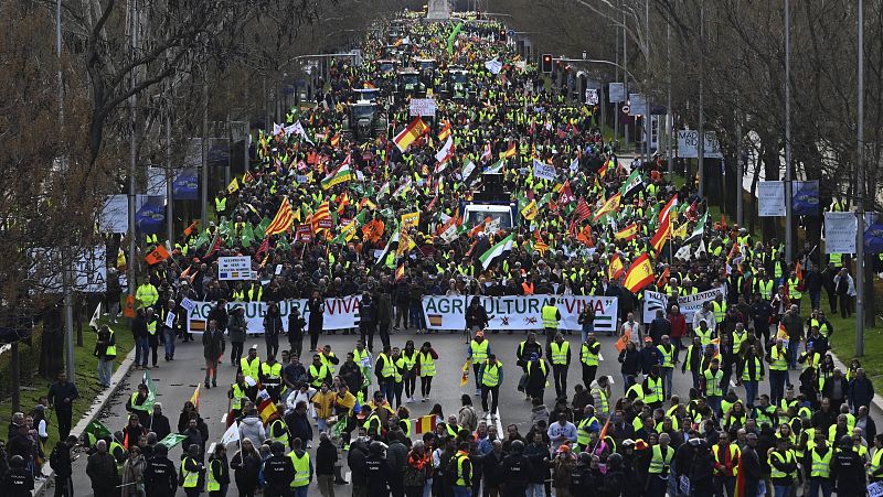 Miles de agricultores vuelven a discurrir por el centro de Madrid en la cuarta semana de protestas
