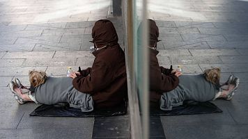Una persona sin hogar pide limosna en el centro de Madrid