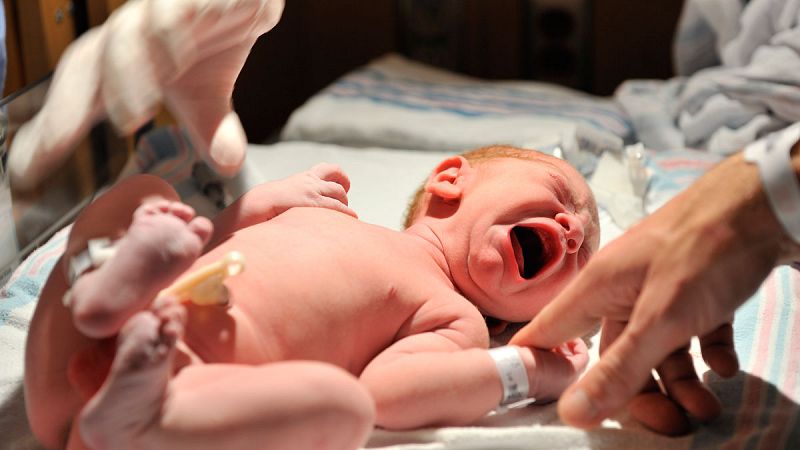 Dar antibióticos a la madre en el parto podría afectar a la flora intestinal del bebé