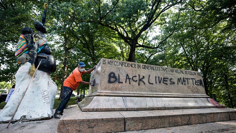 Baltimore retira de madrugada sus monumentos a los confederados tras la violencia en Charlottesville