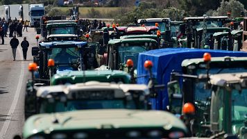 Agricultores gerundenses bloquean desde anoche la AP-7, la principal conexi�n con Francia (EFE)