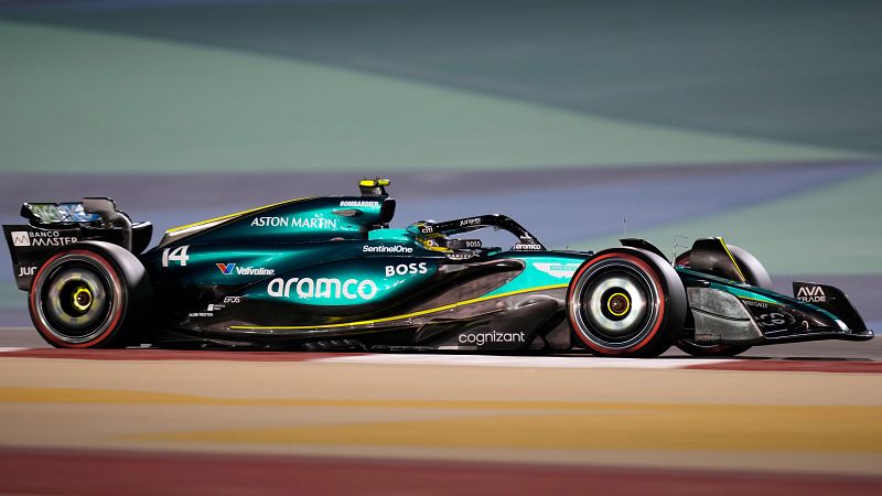 Alonso y Sainz, tras la estela de los Mercedes en Baréin