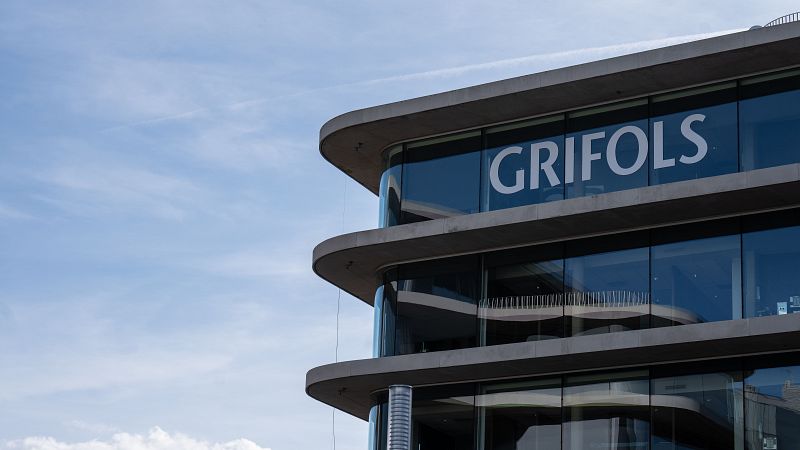 Grifols se desploma un 35% en bolsa penalizada por ganar un 71,6% menos en 2023