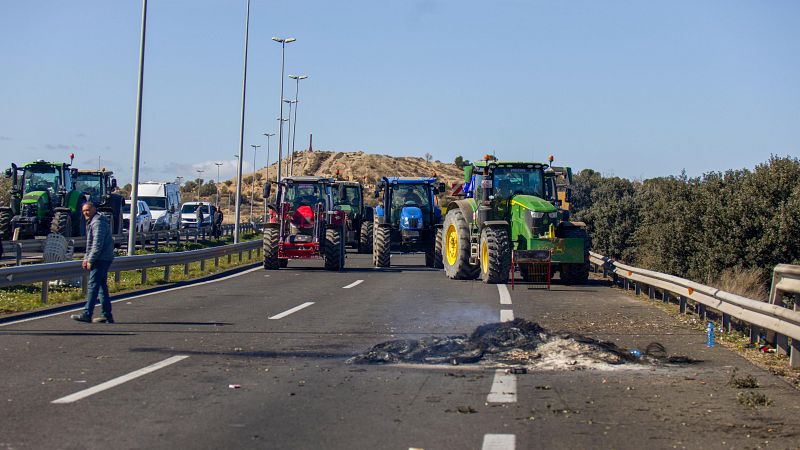 Cientos de agricultores se concentran en La Aljafería de Zaragoza y bloquean el acceso principal