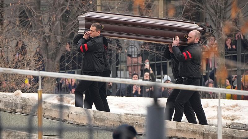 Miles de personas despiden a Navalni desafiando al Kremlin en un funeral con un gran dispositivo policial