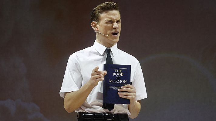 Jan Buxarelas interpreta a Elder Price en 'The Book of Mormon'