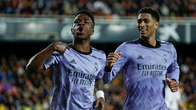 Un doblete de Vinícius evita la derrota del Madrid en Mestalla en un partido con polémica final
