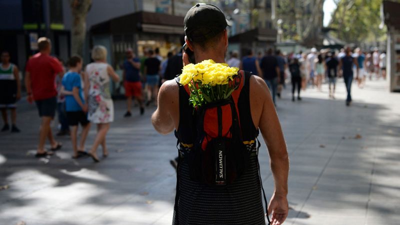 Barcelona recupera la normalidad y se vuelca con las víctimas del atentado