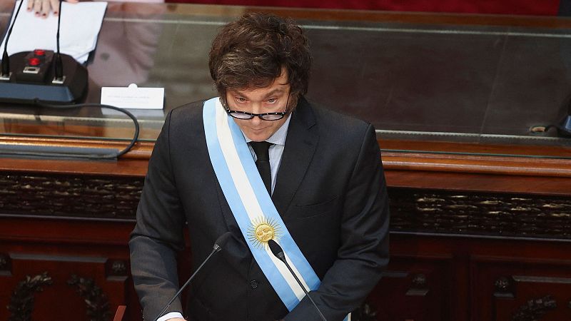 Milei presenta un nuevo proyecto "anti casta" y amenaza: "Si elige el conflicto, se enfrentará a otro tipo de animal"