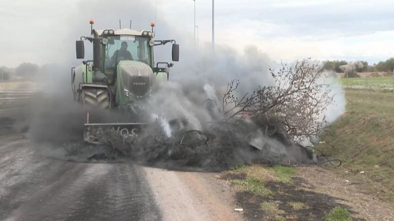 Els pagesos aixequen el tall de l'A-2 a Tàrrega