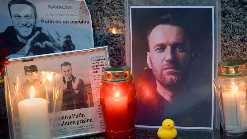 Cientos de rusos depositan flores en la tumba de Navalni y lo aclaman como símbolo de esperanza tras su funeral