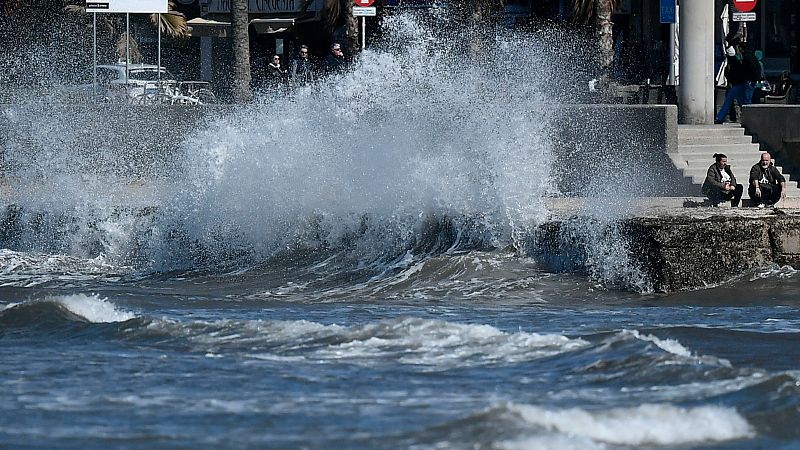 Ocho comunidades en alerta amarilla por olas de cinco metros y los Pirineos por bajas temperaturas